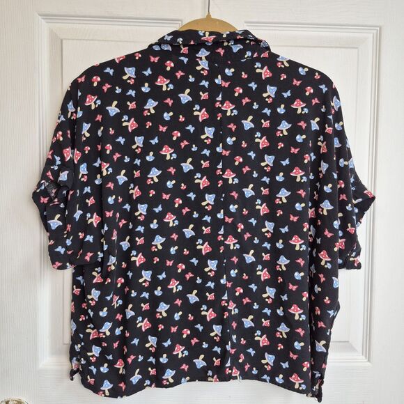 Hot Topic Women's Large Crop Short Sleeve Button Up Top Black Mushrooms - Picture 5 of 5